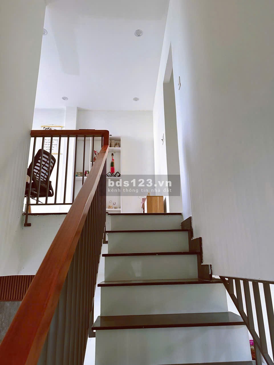Bán gấp nhà 2 tầng kiên cố, mới, nở hậu, nhà hai mặt kiệt 5M, ô tô thông, tại Nam Cao, Liên Chiểu