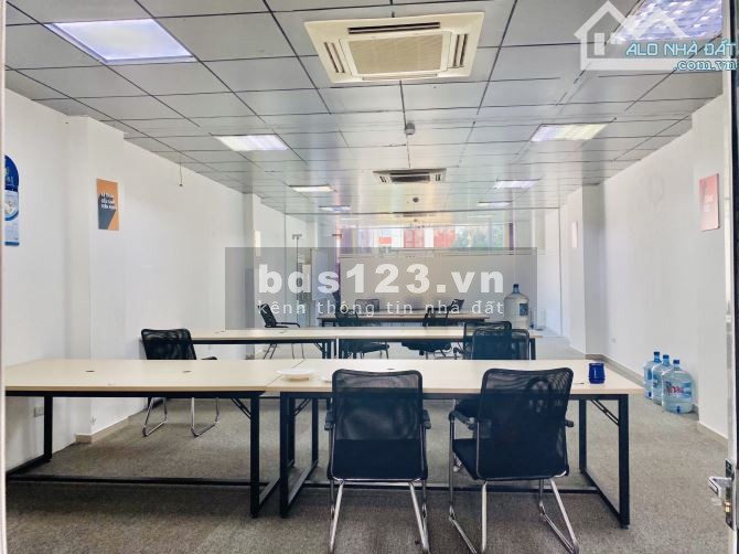Cho thuê văn phòng diện tích 60m2 mặt phố Nguyễn Ngọc Nại giá thuê 12tr/tháng.