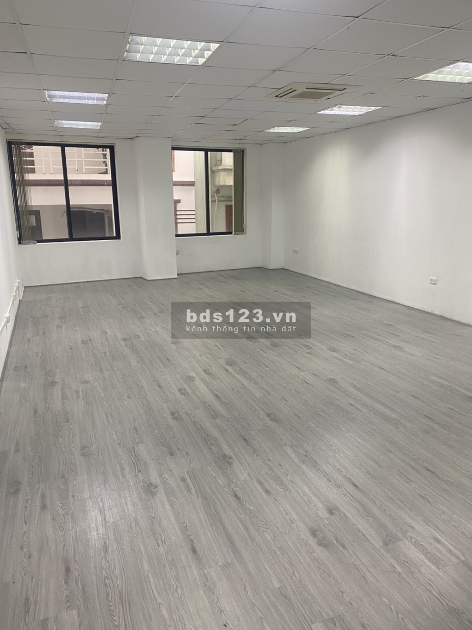 Cần cho thuê gấp văn phòng tại mặt phố Trần Đại Nghĩa diện tích 75m2 giá 17tr/tháng view đẹp