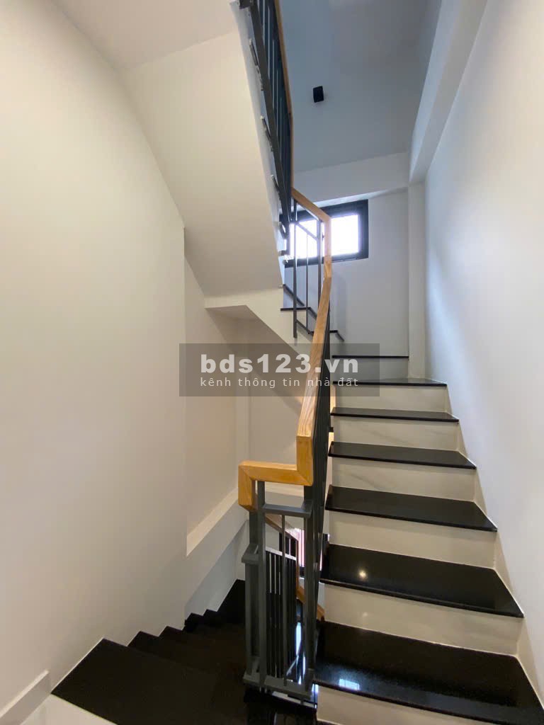 Chủ cần bán nhà quận 3 Lê Văn Sỹ giá 6.8ty + 34M2 + 5 Tầng + 3PN + Sổ vuông