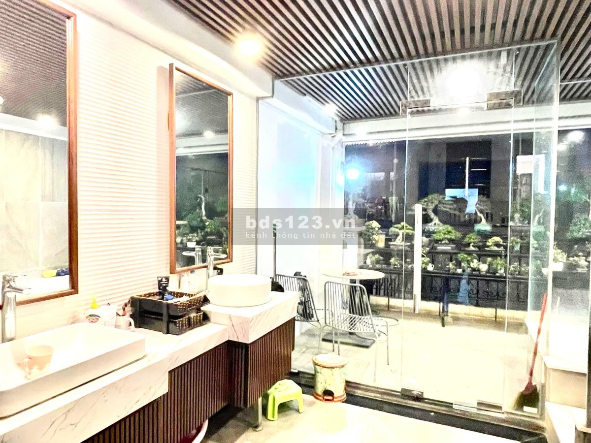  Siêu phẩm nhà phân lô Quần Ngựa - Vỉa hè rộng, ô tô tránh, nhà 6 tầng có thang máy! 