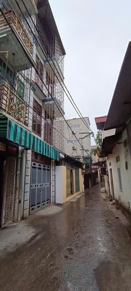Thửa đất có vị trí cực đẹp, mặt tiền rộng chia 2 lô ngon, ngõ rộng ô tô 7 chỗ đỗ cửa thoải mái