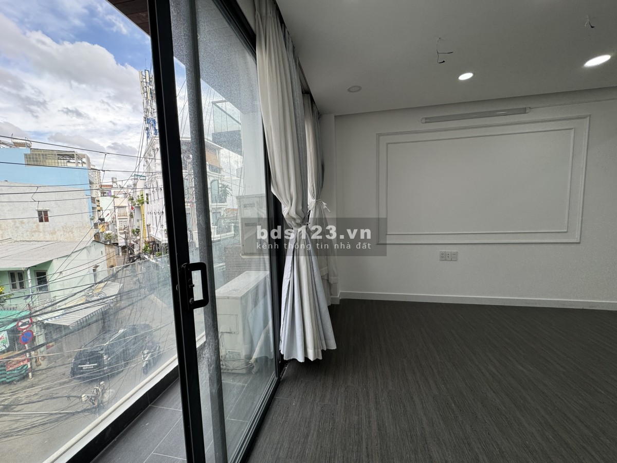 Một sàn duy nhất - Cho thuê VP 45m2 chỉ 11tr/th Tại Trần Quang Diệu, Q3