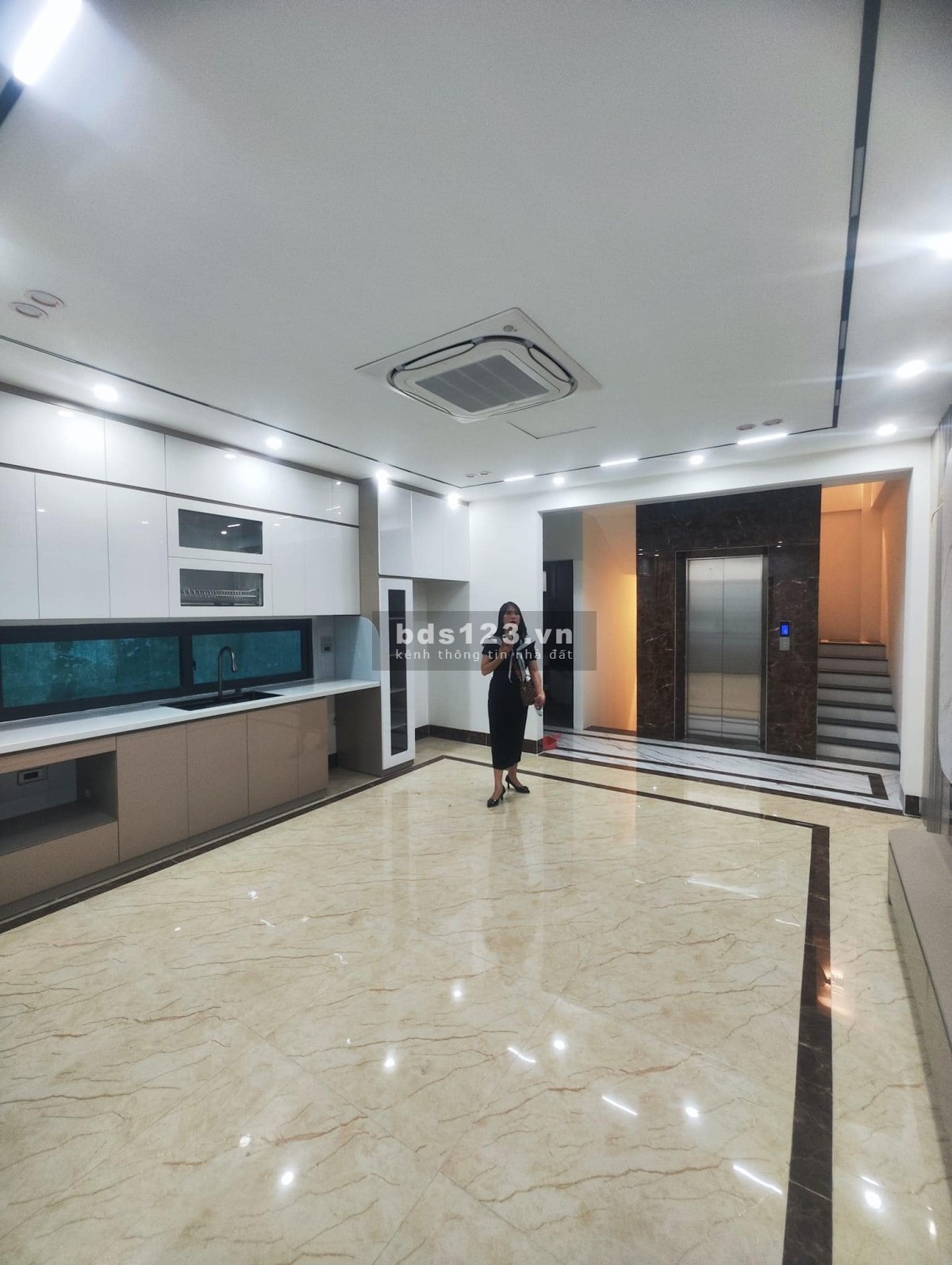 Bán nhà Ngọc Lâm - Long Biên, 12.860 tỷ 60m, 6 tầng thang máy, mt 5.1m, gara ô tô, full nội thất