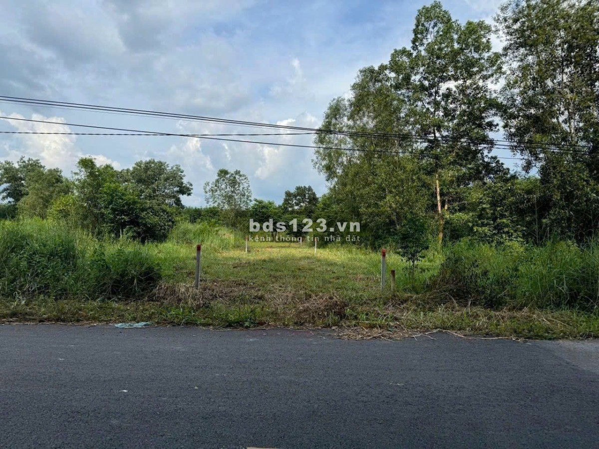 Bán đất mặt tiền đường Liên Huyện DH615 giá ngộp 950 triệu, diện tích 300m2, sổ hồng riêng