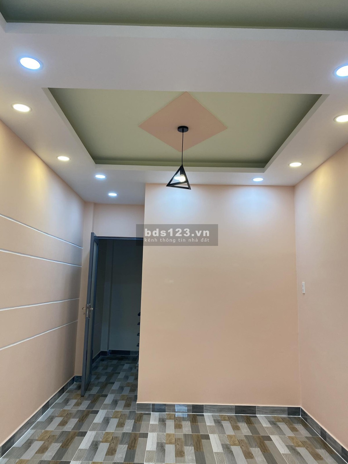 Khách hết hợp đồng nên trống phòng trọ LHP Q10, phòng không nội thất