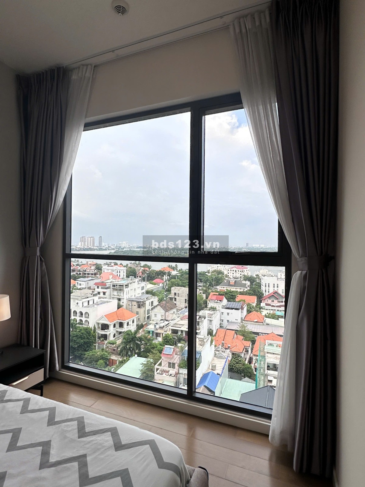 Q2 Thảo Điền 3PN view trực diện sông đầy đủ nội thất giá chỉ 13.499 tỷ