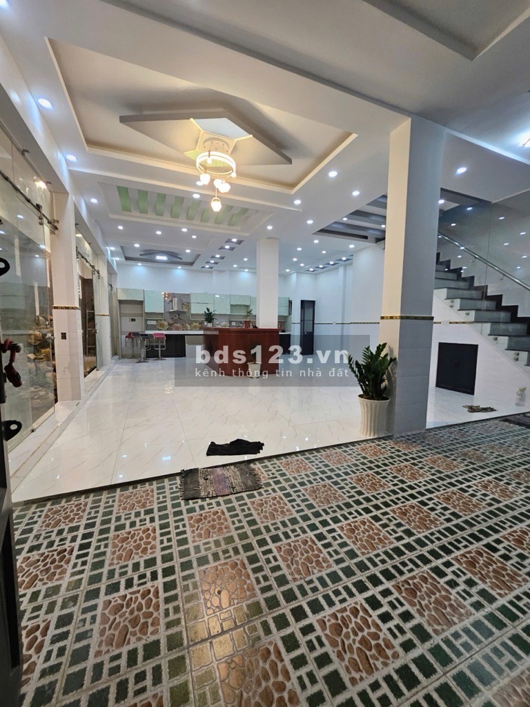 Gấp trước Tết - Mặt tiền bàn cờ Lê Văn Quới 102M2, Ngang 8, 3 tầng, 6 tỷ 7