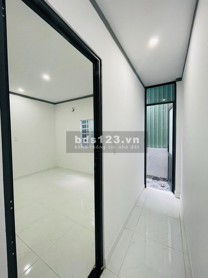 Em chuyển công việc về Bình Dương bán gấp nhà gác lửng ngay chợ Thạnh Phú giá chỉ hơn 1 tỷ SHR
