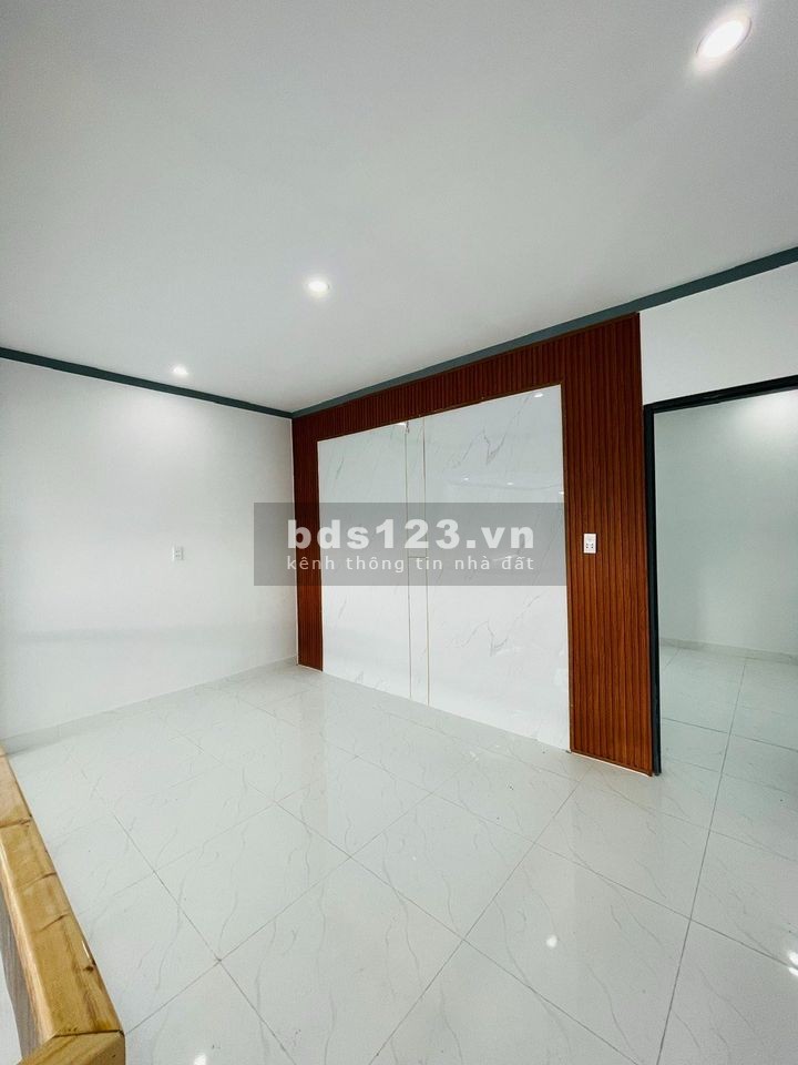 Em chuyển công việc về Bình Dương bán gấp nhà gác lửng ngay chợ Thạnh Phú giá chỉ hơn 1 tỷ SHR