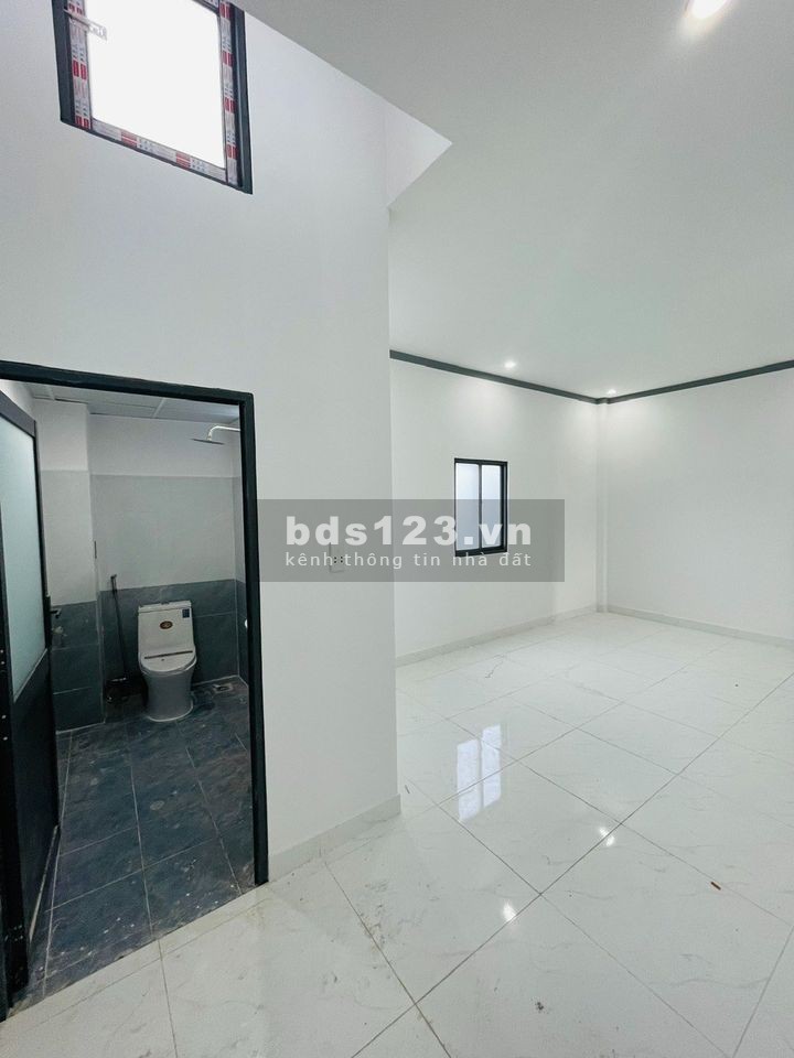 Em chuyển công việc về Bình Dương bán gấp nhà gác lửng ngay chợ Thạnh Phú giá chỉ hơn 1 tỷ SHR