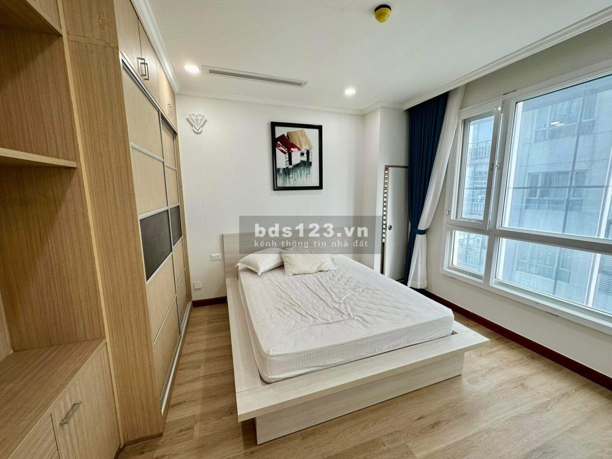 Gia đình em cần bán CH 590 CMT8, 71m2, 2PN, SH vĩnh viễn,căn góc. Giá thật nhà thật: 3.45 tỷ TL giảm