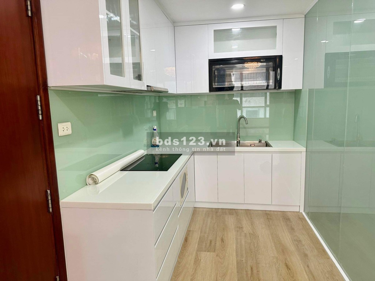 Gia đình em cần bán CH 590 CMT8, 71m2, 2PN, SH vĩnh viễn,căn góc. Giá thật nhà thật: 3.45 tỷ TL giảm