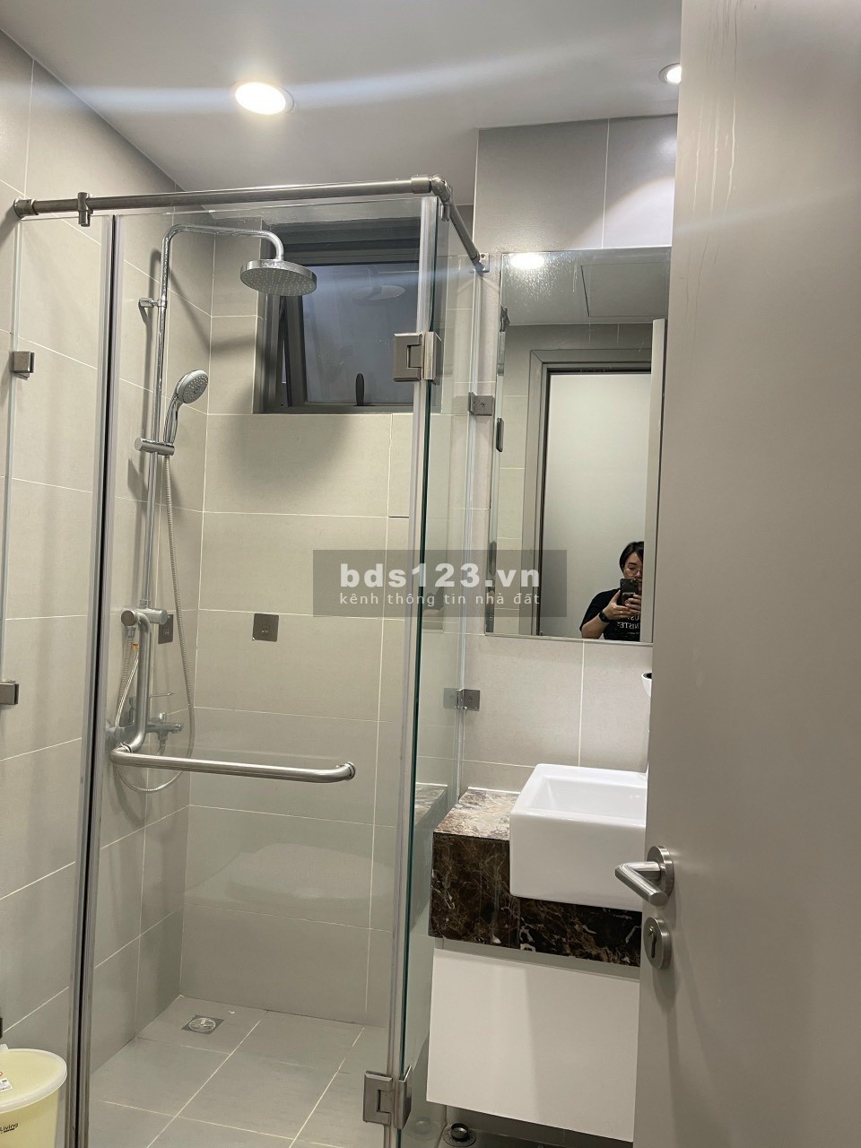 Gia đình em cần bán CH 590 CMT8, 71m2, 2PN, SH vĩnh viễn,căn góc. Giá thật nhà thật: 3.45 tỷ TL giảm