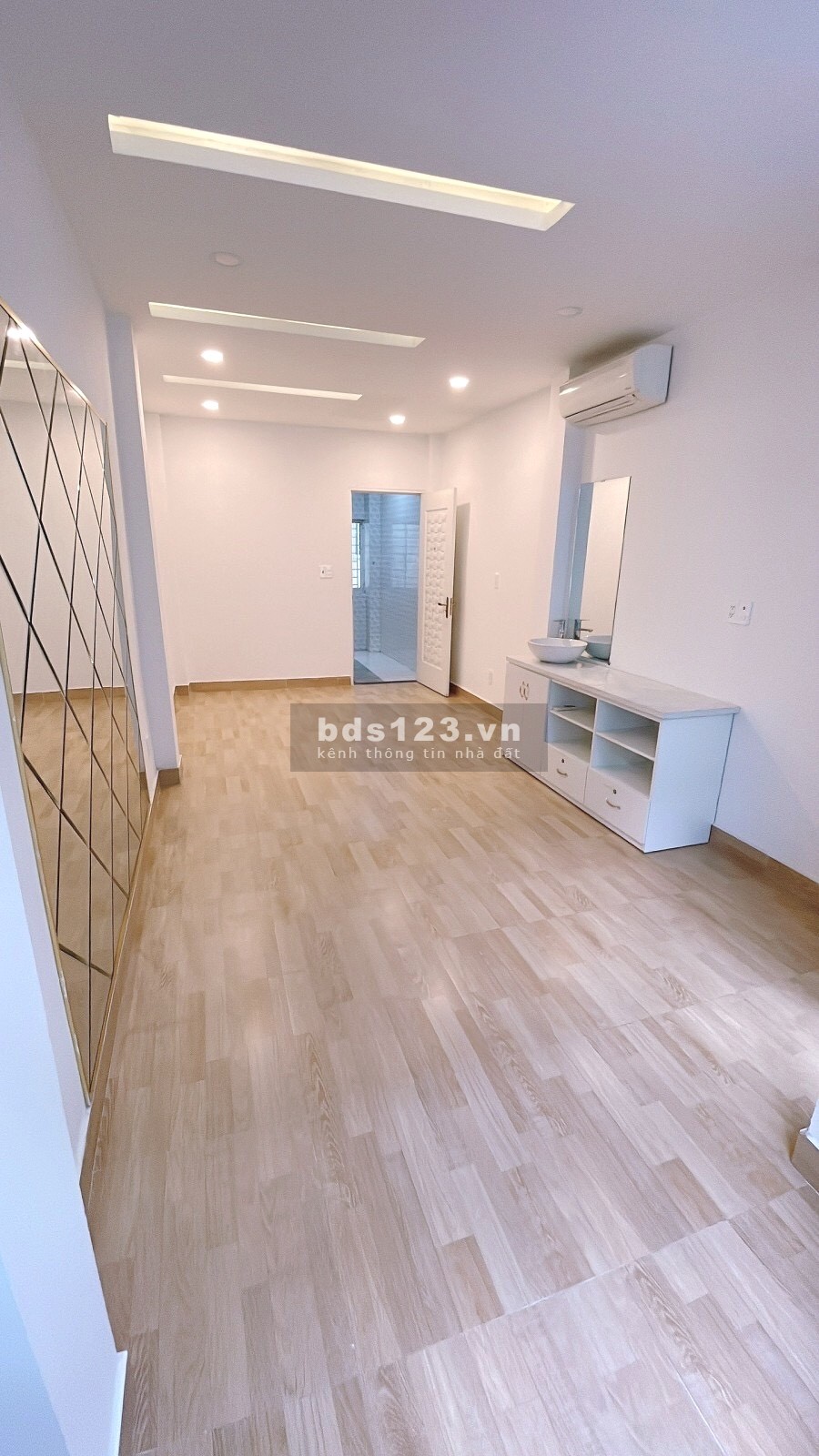 Bán nhà HXH giáp quận 1 vài bước chân - Nhà mới xây siêu đẹp siêu hot - 4 Tầng - 8.2 tỷ
