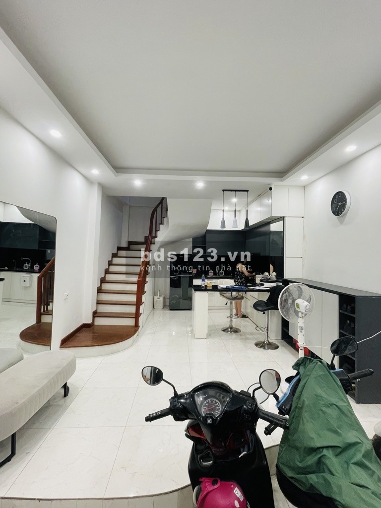 Ngõ oto - Cực hiếm - Bán nhà Đông Thiên - Vĩnh Hưng - 32m - 5Tầng - 5,9tỷ