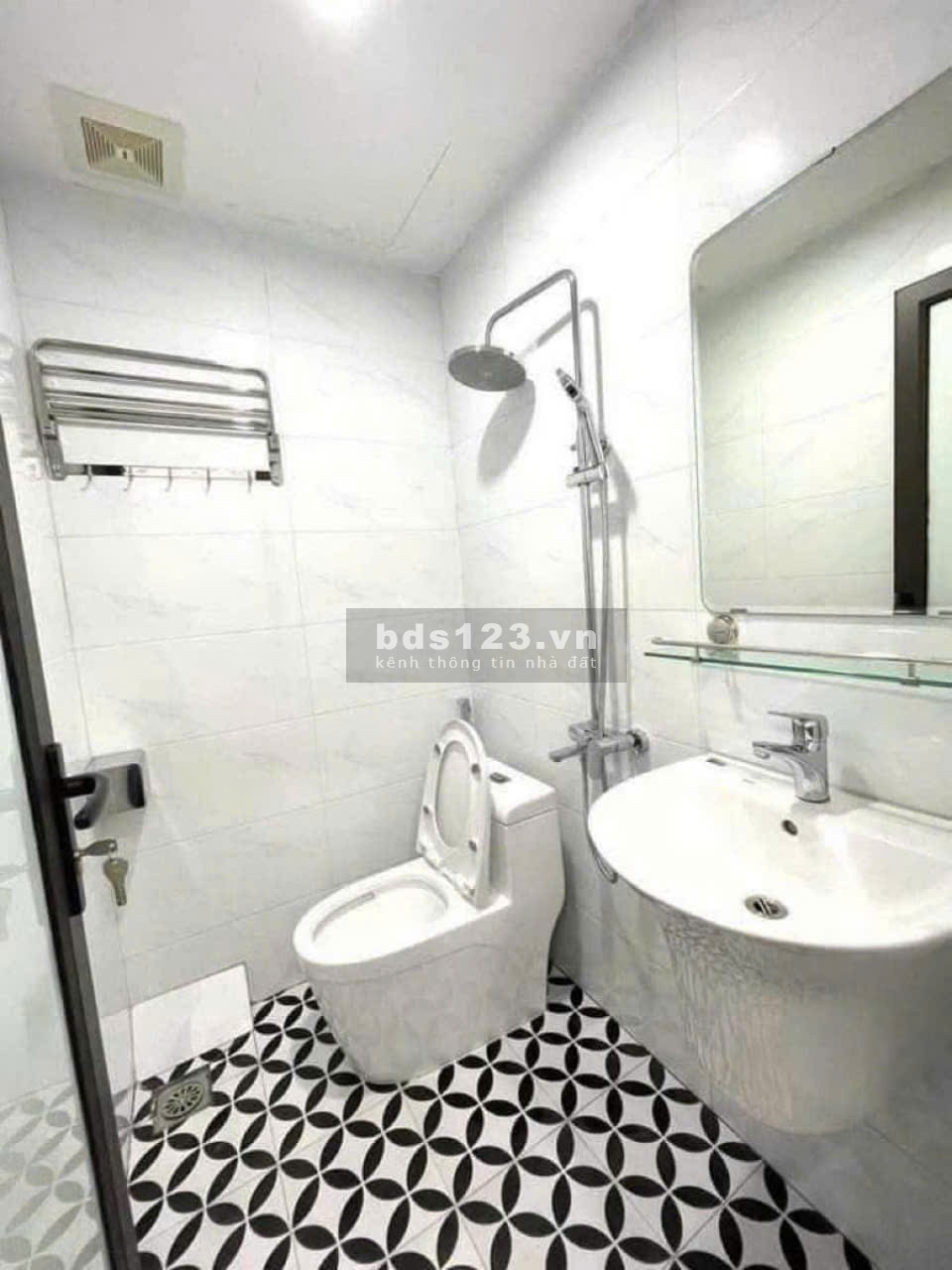 Bán nhà siêu phẩm Cầu Giấy 47M2, MT 4.2M, 2 tầng, giá chỉ 10.5 tỷ. LH :0989326141