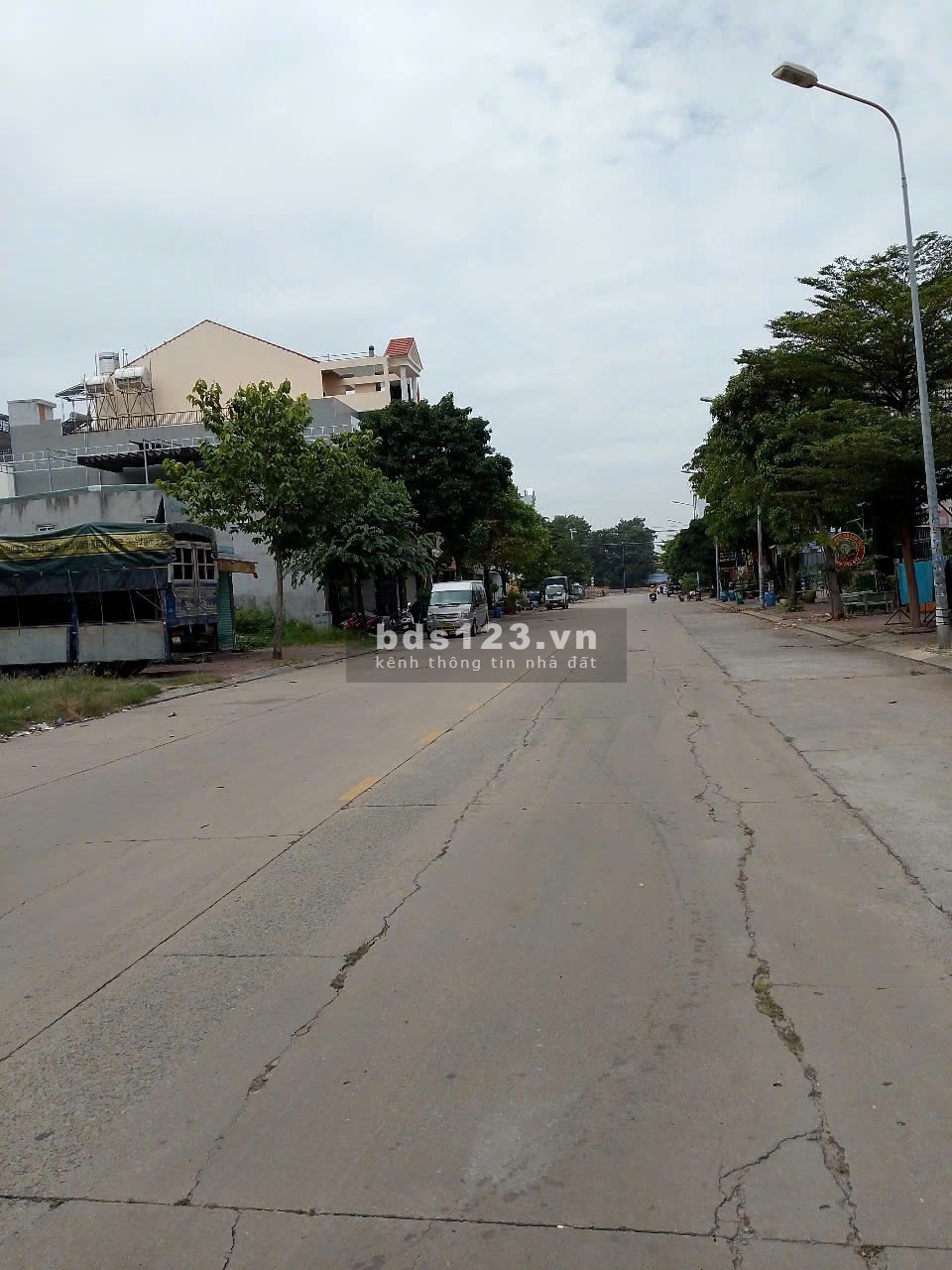 Bán nhà 3 tầng 1 trệt 2 lầu, mặt tiền đường nhựa 16m, ngã tư 5.50 Vincom, 100m2, Dĩ An, Bình Dương