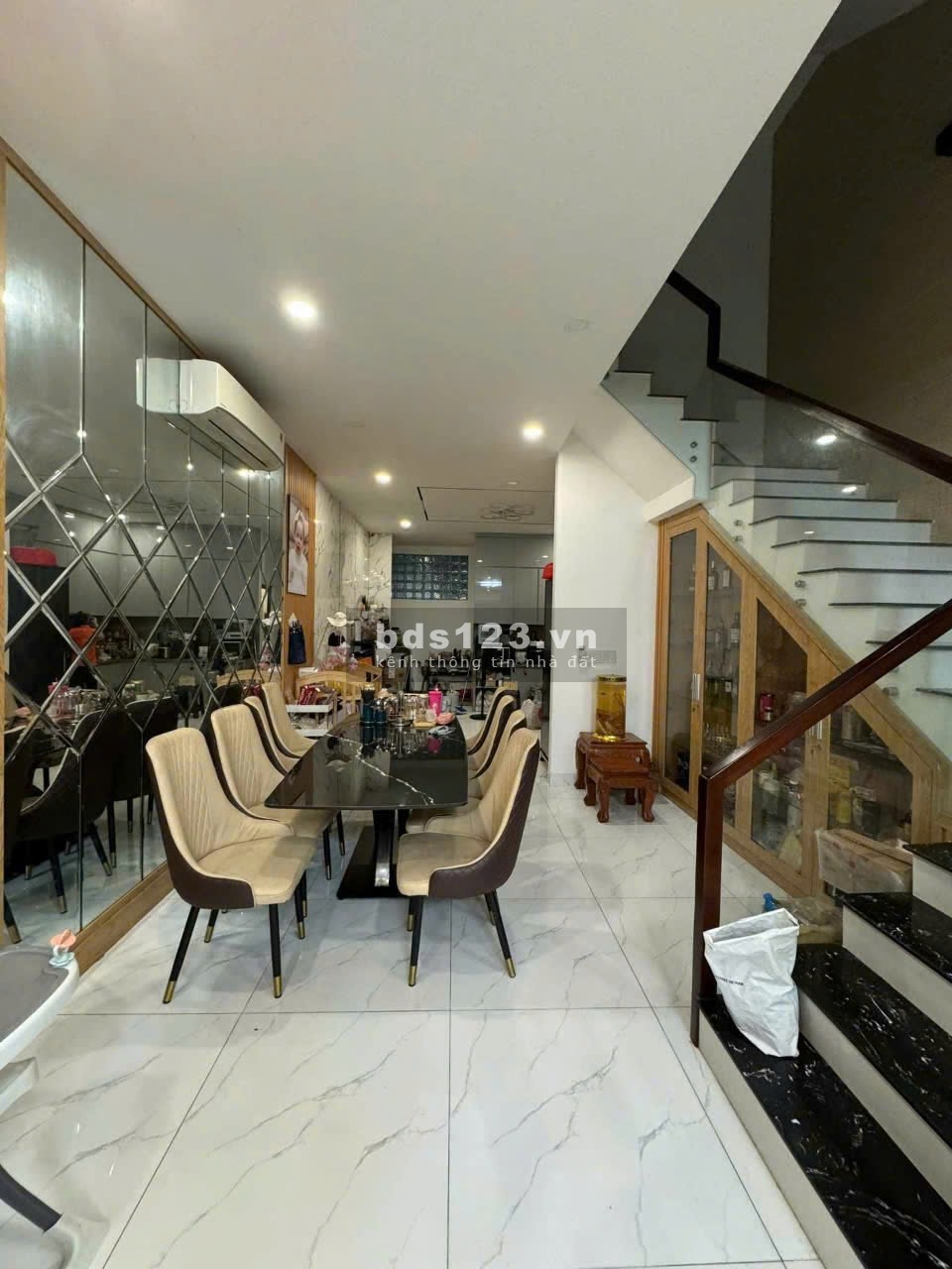 Bán nhà 3 tầng 1 trệt 2 lầu, mặt tiền đường nhựa 16m, ngã tư 5.50 Vincom, 100m2, Dĩ An, Bình Dương