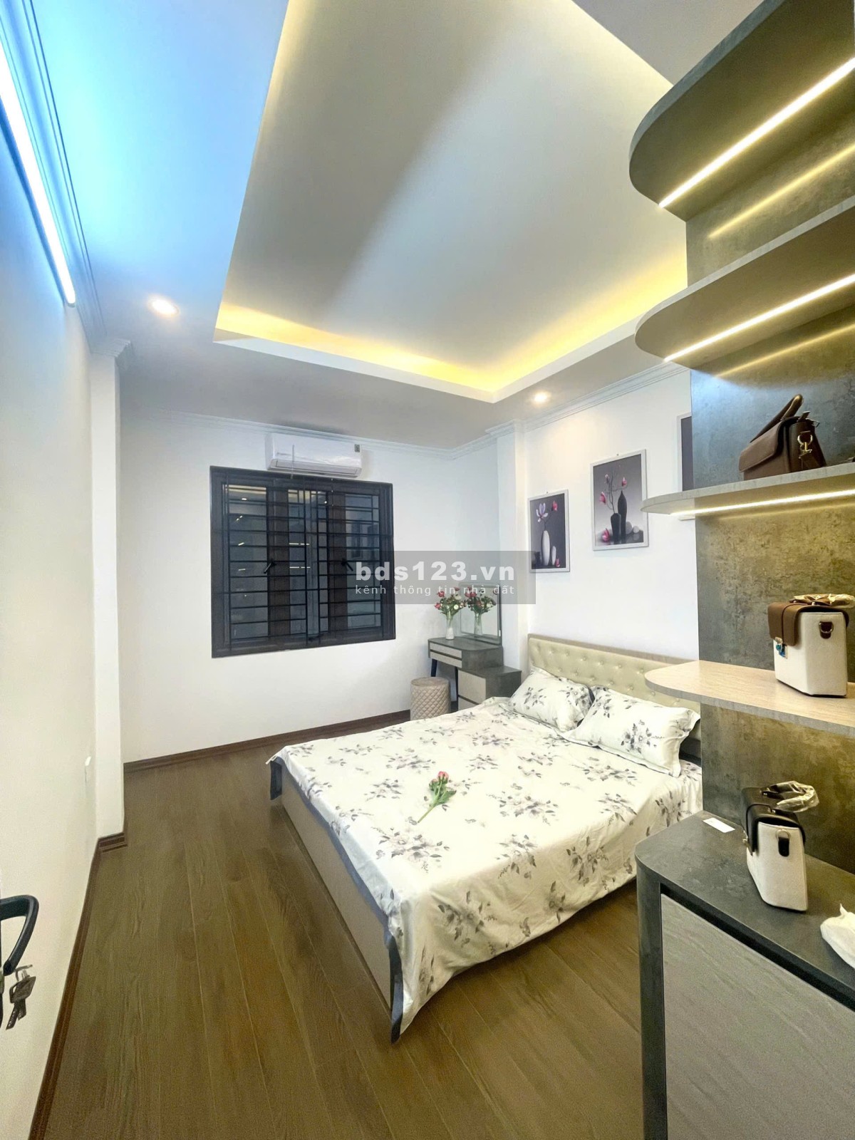 Bán nhà Phố Hào Nam, 5 tầng kiên cố, Ngõ rộng thoáng, 35mx5T, Giá: 7.5 tỷ.