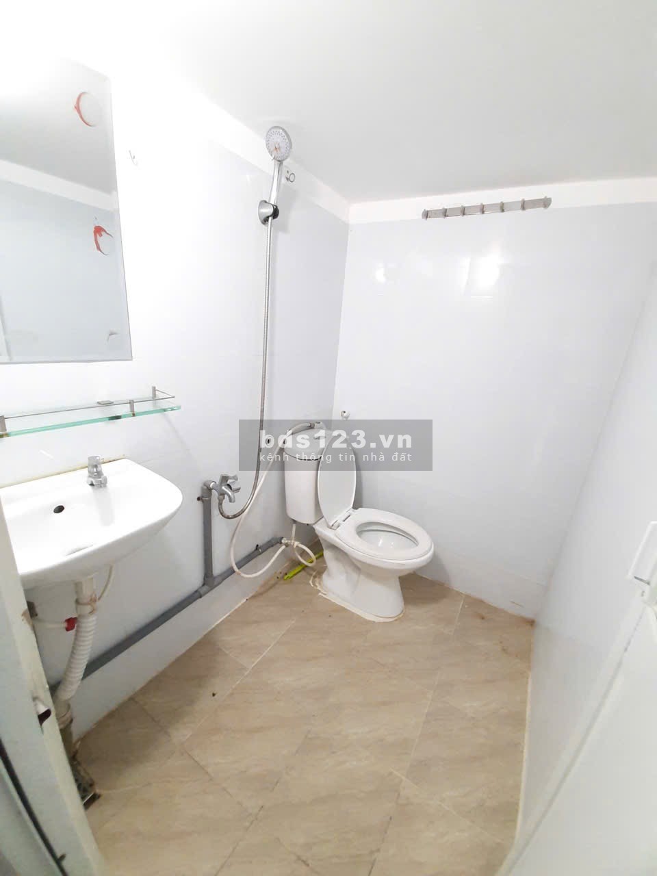 Cho thuê phòng trọ quận Tân Phú có gác máy lạnh kệ bếp wc trong phòng để xe miễn phí