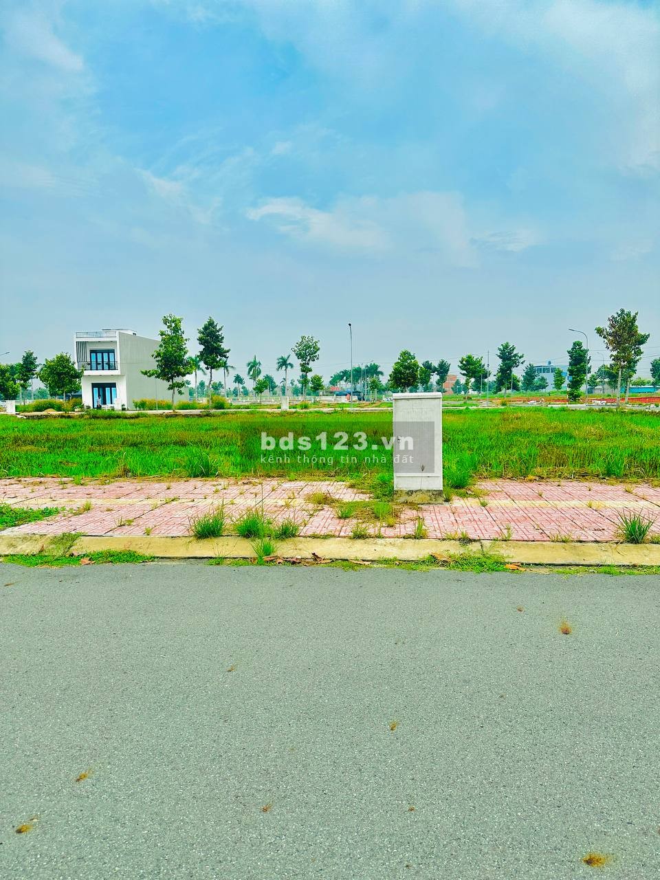 Vợ chồng chú Năm cần bán lô đất để lấy tiền trả nợ trước tết, đất kế bên chợ thủ thừa
