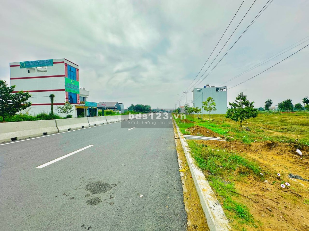 Vợ chồng chú Năm cần bán lô đất để lấy tiền trả nợ trước tết, đất kế bên chợ thủ thừa