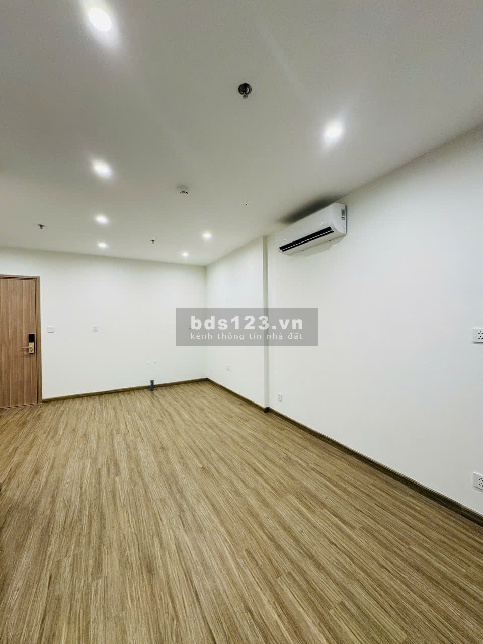Bán căn 1PN+ 43m nội thất CĐT view nội khu BC ĐN giá 3.1 tỷ Vinhomes Smart City. LH 0914055885