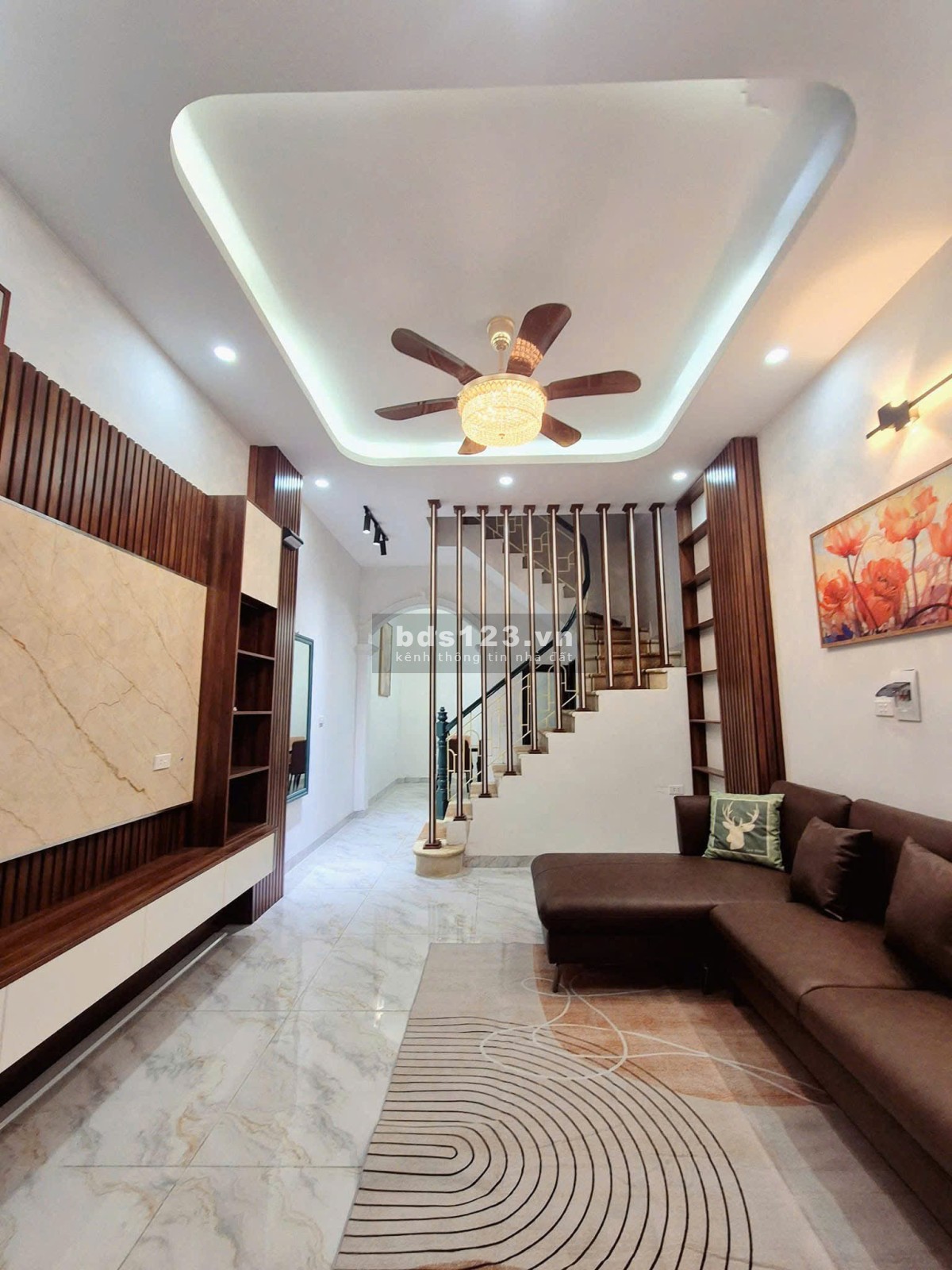 Bán nhà Phố Hào Nam, Ngõ ô tô tránh, Trước nhà sân chơi 400 mét vuông, 50mx4T, Giá: 10 Tỷ.