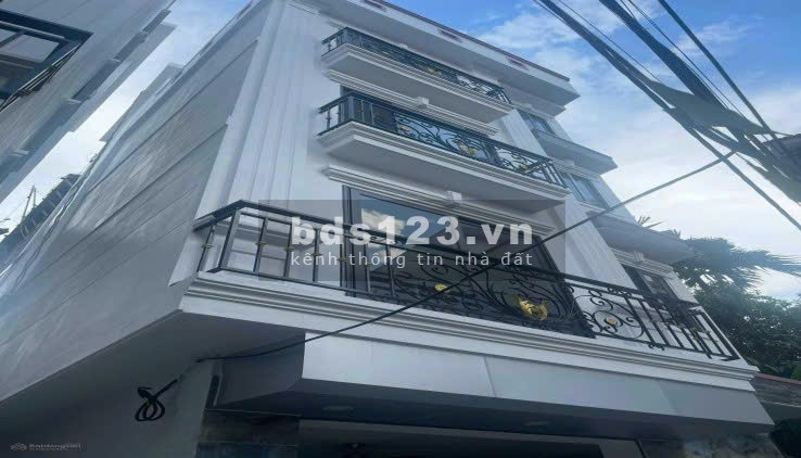 Bán gấp nhà phố Bồ Đề, Long Biên, 5 tầng 38M2
