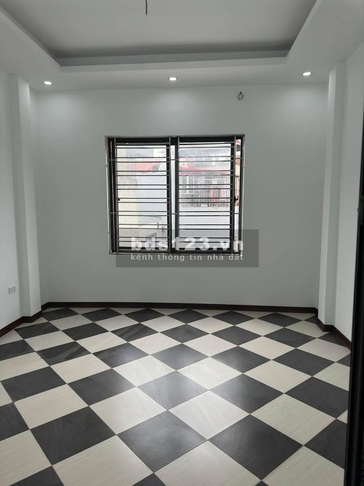 Nhà riêng Tân Mai, 26/30m2x4 tầng, Mặt ngõ kinh doanh, Ô tô đỗ cửa, SĐCC, Chưa đến 5 tỷ
