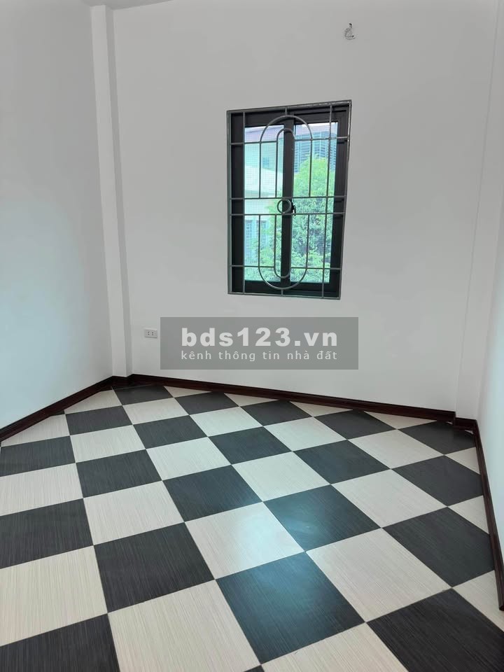 Nhà riêng Tân Mai, 26/30m2x4 tầng, Mặt ngõ kinh doanh, Ô tô đỗ cửa, SĐCC, Chưa đến 5 tỷ