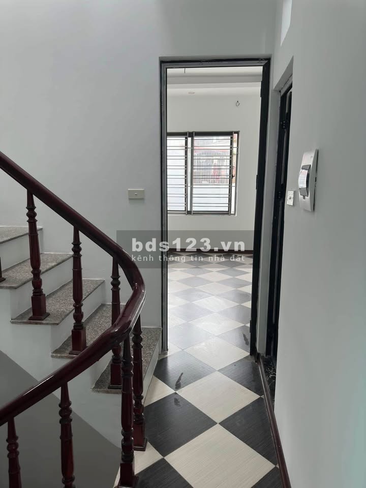 Nhà riêng Tân Mai, 26/30m2x4 tầng, Mặt ngõ kinh doanh, Ô tô đỗ cửa, SĐCC, Chưa đến 5 tỷ