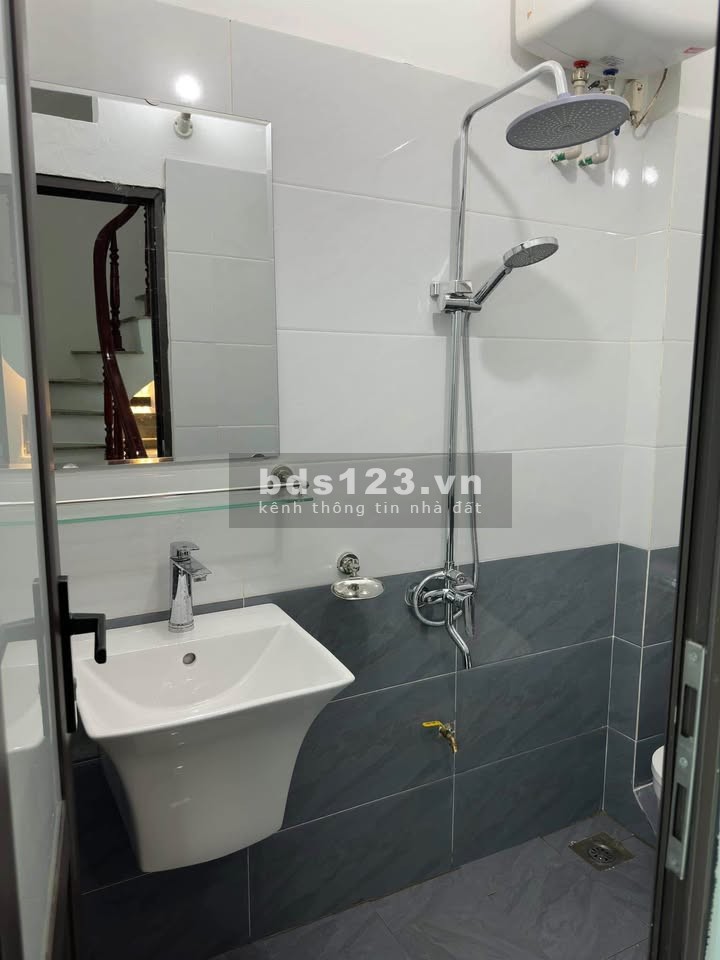 Nhà riêng Tân Mai, 26/30m2x4 tầng, Mặt ngõ kinh doanh, Ô tô đỗ cửa, SĐCC, Chưa đến 5 tỷ
