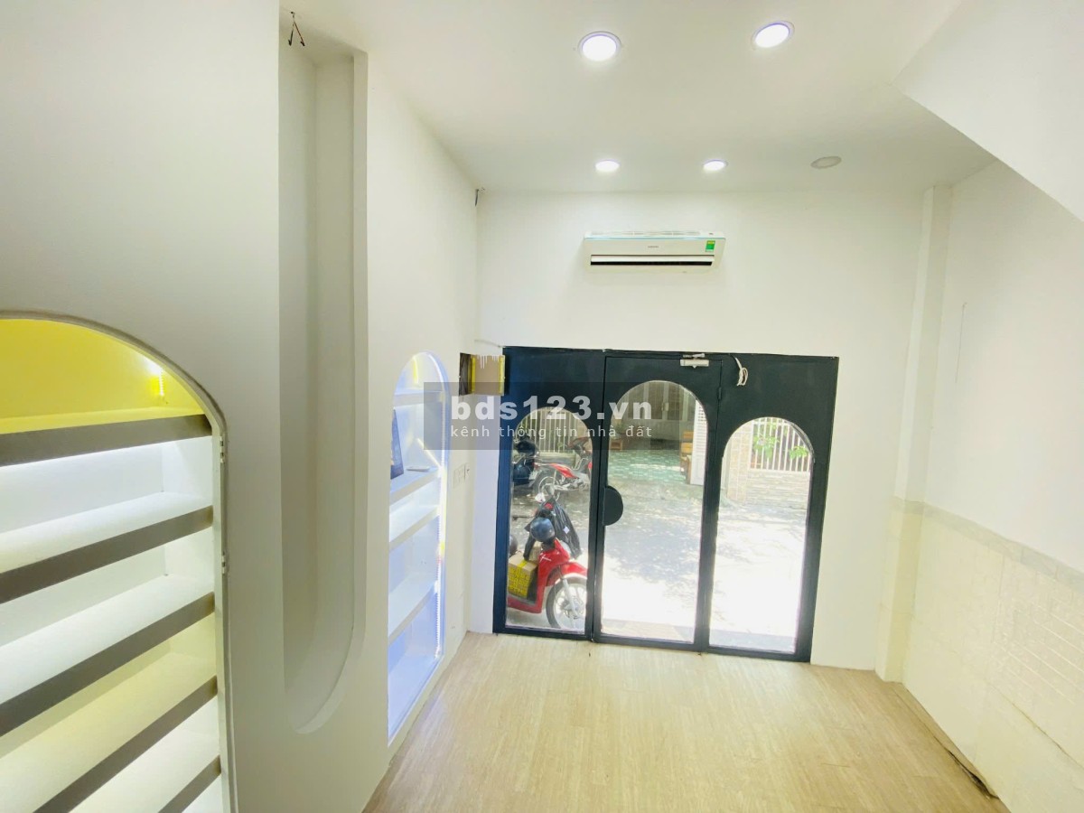 Cho thuê nguyên căn Phan Xích Long Trệt 2 Lầu 2P2W Chốt 13,5Tr