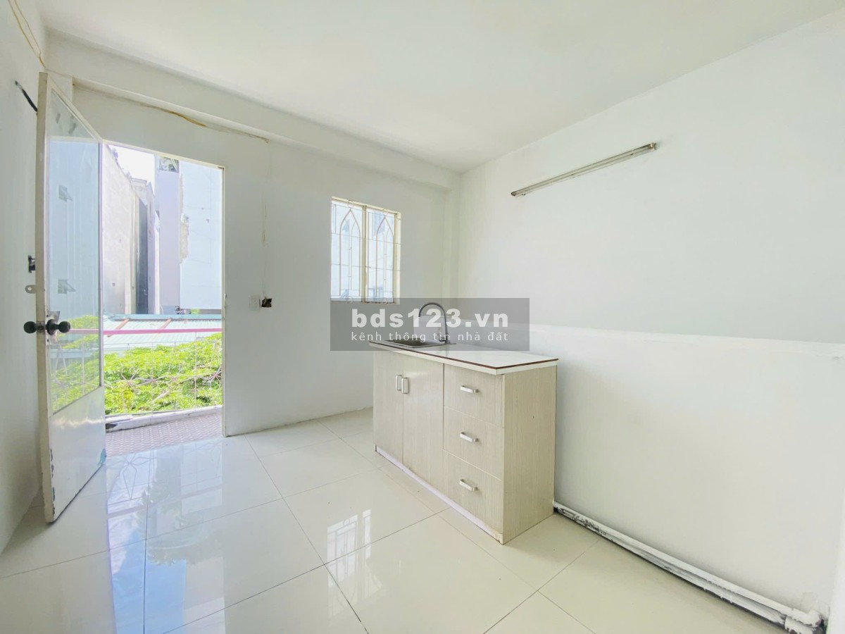 Cho thuê nguyên căn Phan Xích Long Trệt 2 Lầu 2P2W Chốt 13,5Tr