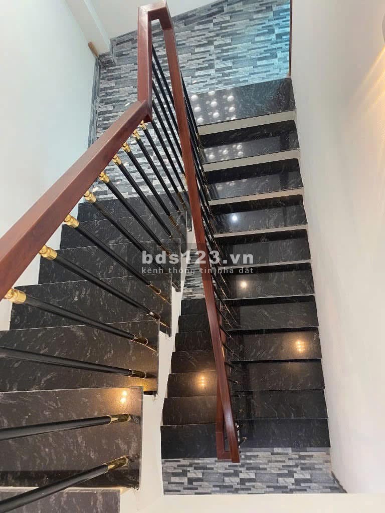 Bán nhà Thượng Thanh. 39m2. 3 tầng dân xây. Ngõ thông. Giá chỉ 4,6 tỷ.