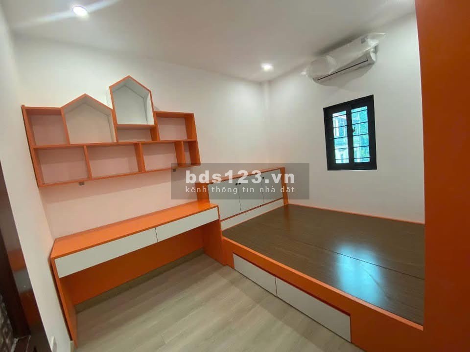 Bán nhà Thượng Thanh. 39m2. 3 tầng dân xây. Ngõ thông. Giá chỉ 4,6 tỷ.