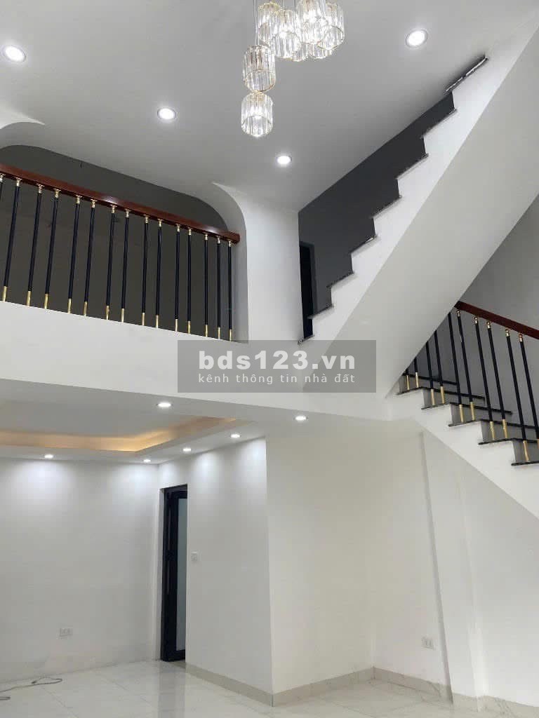 Bán nhà Thượng Thanh. 39m2. 3 tầng dân xây. Ngõ thông. Giá chỉ 4,6 tỷ.