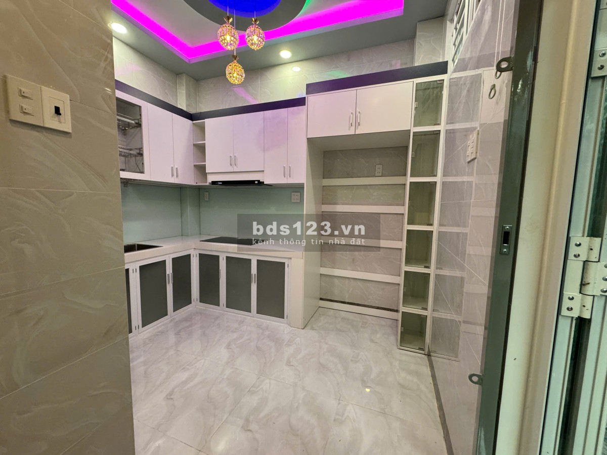 Phòng trọ đường 3/2, p11, Q10: giá 3,2tr/th, 12m2, wc riêng, sẵn bếp