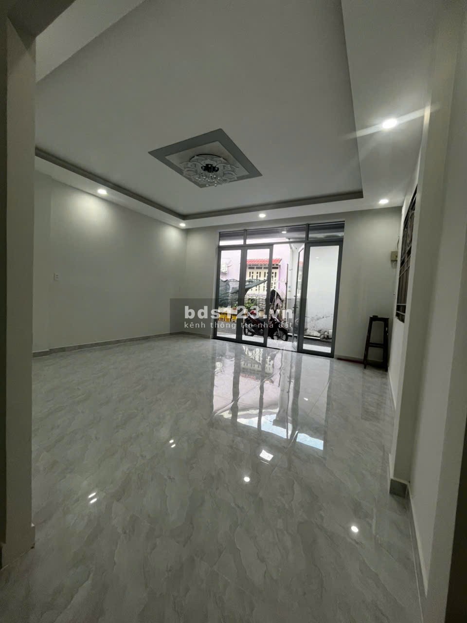 Bán nhà Lê Văn Việt, Hẻm xe Kia né Vison, 90m2, Nở Hậu, Giá 5.7 tỉ