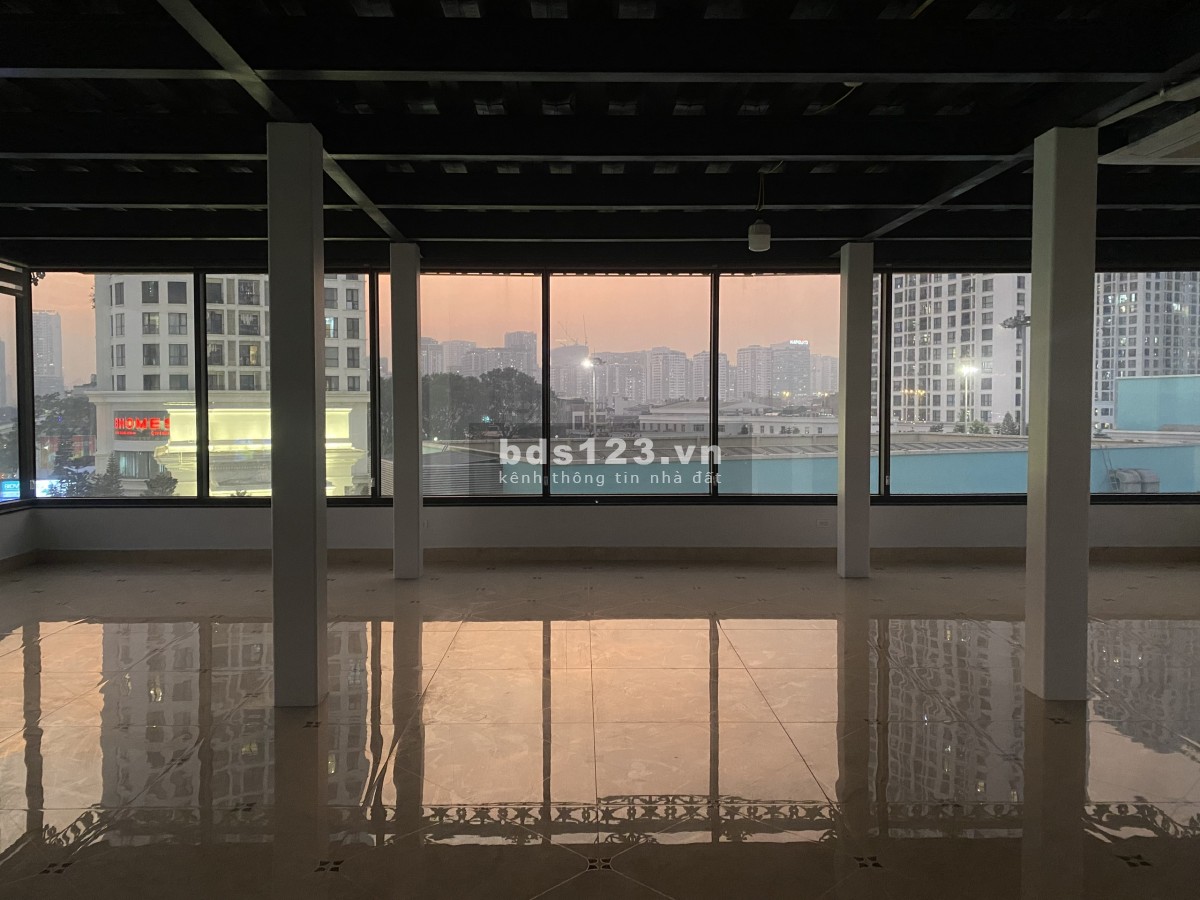 Chính chủ cho thuê văn phòng 120m2 cạnh Royal City tại đường Nguyễn Trãi, Thanh Xuân, HN (có video)