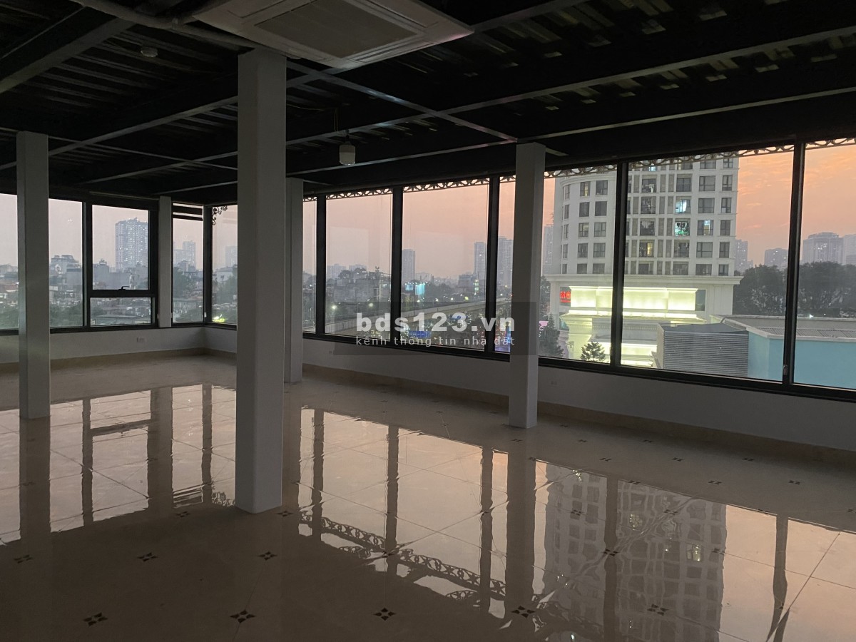 Chính chủ cho thuê văn phòng 120m2 cạnh Royal City tại đường Nguyễn Trãi, Thanh Xuân, HN (có video)
