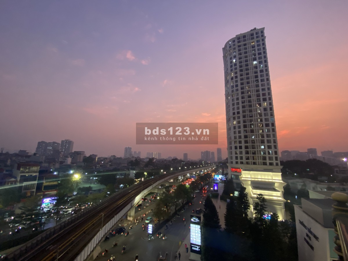 Chính chủ cho thuê văn phòng 120m2 cạnh Royal City tại đường Nguyễn Trãi, Thanh Xuân, HN (có video)