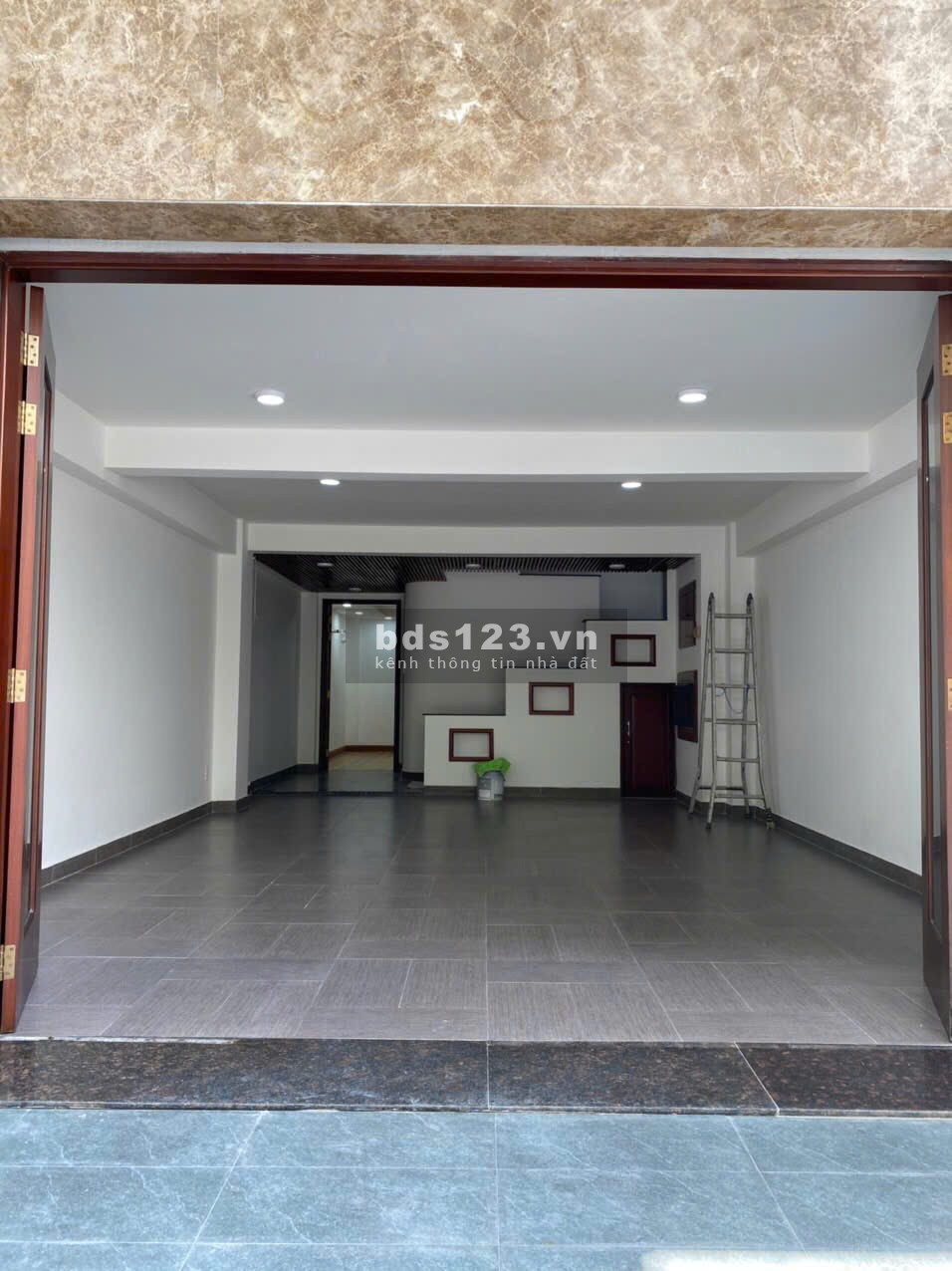 Cho thuê nhà MT đường 24m khu Trung Sơn. DT 5x20m, 5 lầu sân thượng, có 9PN lớn giá 58tr/tháng