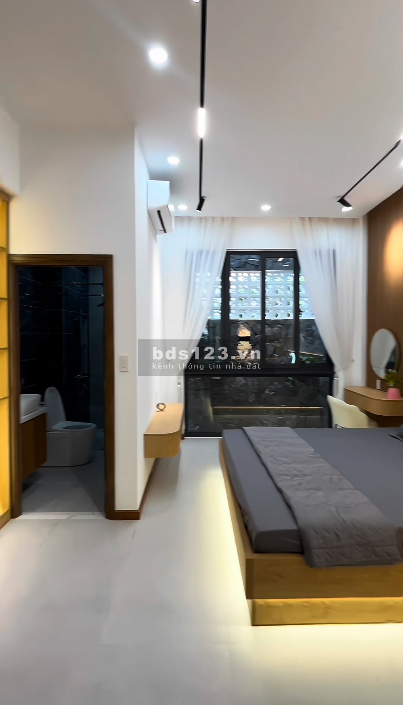 Chính chủ cần bán nhà ngang chợ Bình, 1 trệt 2 lầu, 980tr