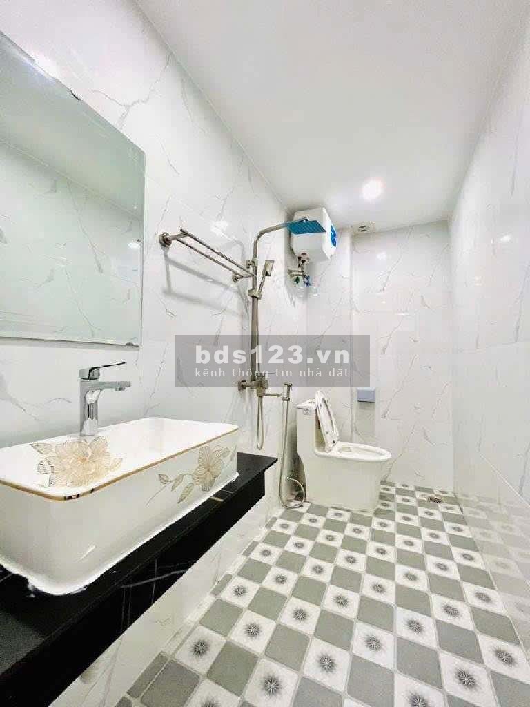 Bán nhà ở Đông Thiên giá 5,9 tỉ quan tâm lh 0976689102 e Dũng