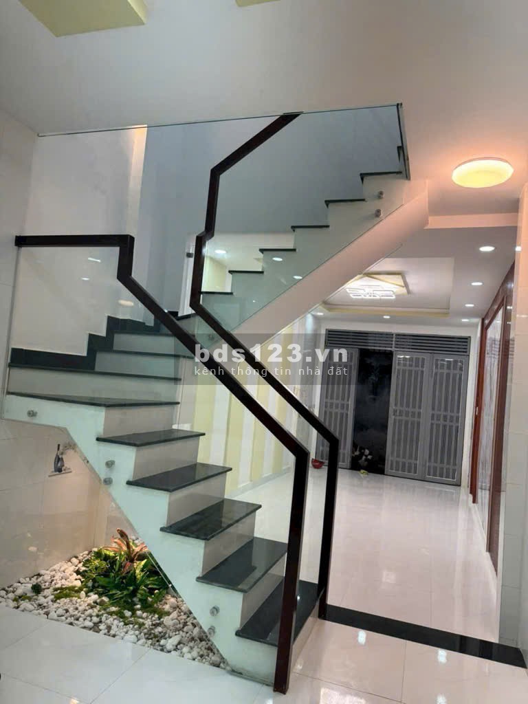 Phường 10 Tân Bình - Nhà mới xây, diện tích gần 50m², 3 tầng, giá chỉ 4.x tỷ.