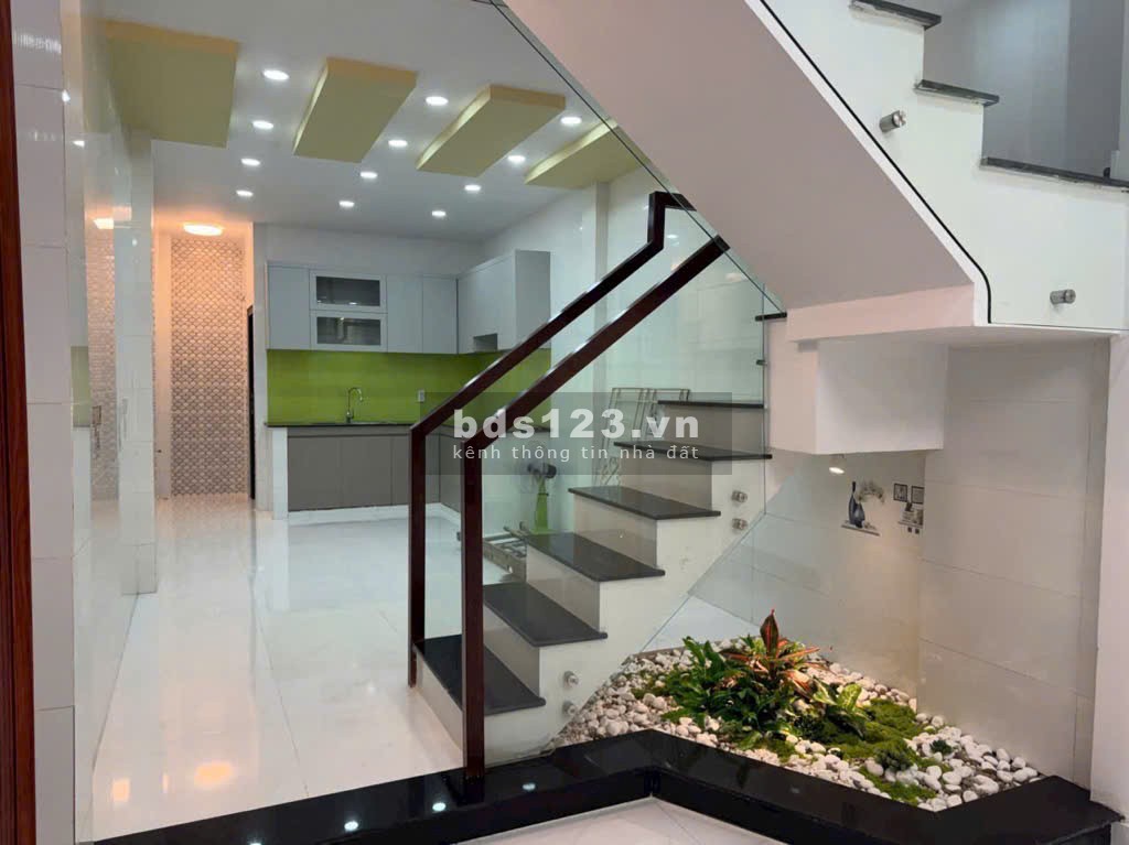 Phường 10 Tân Bình - Nhà mới xây, diện tích gần 50m², 3 tầng, giá chỉ 4.x tỷ.