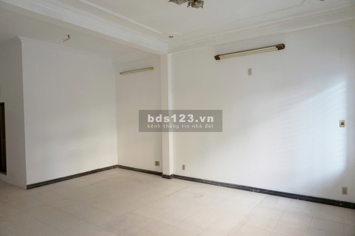 Mặt tiền rộng tại vị trí vàng trên đường Trường Sơn - Trần Quốc Hoàn!